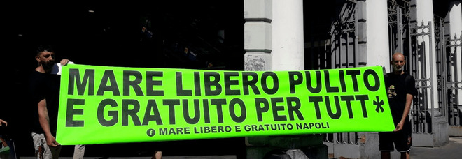 «Lottiamo per un mare libero e gratuito», moblitazione al largo Sermoneta a Napoli