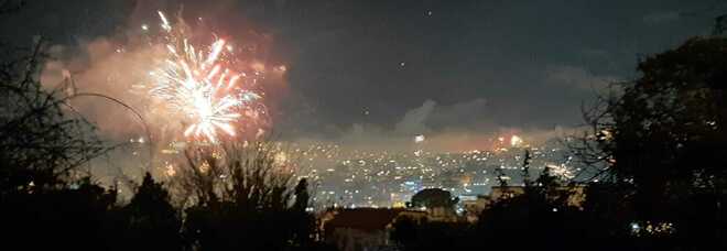 Capodanno a Napoli, due incendi: fuochi d'artificio entrano in casa, appartamento in fiamme