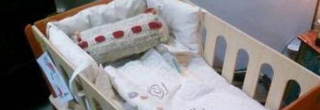 Lucca, neonato morto in culla, si riapre l'indagine: sarebbe stato soffocato dalla madre
