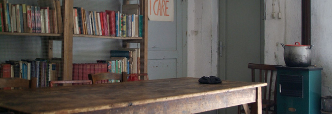 La scuola di Barbiana con la scritta "I care"