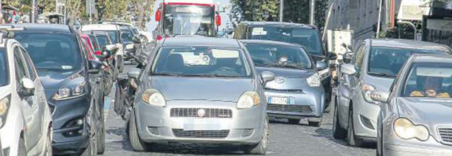 Napoli, la vergogna del parcheggio in doppia fila: traffico in tilt