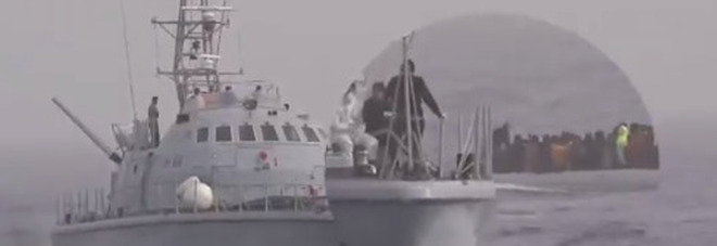 Migranti, la video-denuncia di Sea Watch: «Picchiati dalla guardia costiera libica e costretti a rientrare»