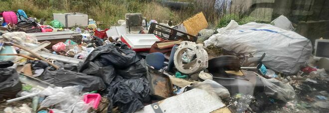 Napoli Est, maxi-discarica a Gianturco: i rifiuti invadono la carreggiata