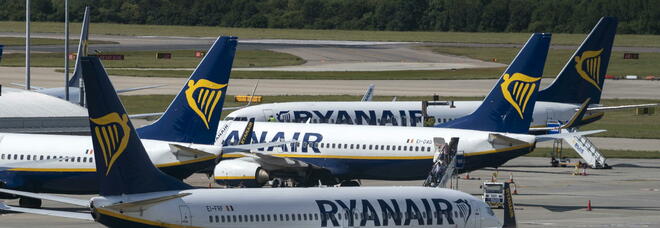 Ryanair, bambine (di 9 e 11 anni) costrette a viaggiare da sole: madre fermata all'aeroporto di Londra