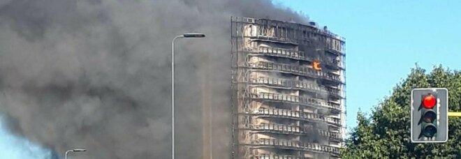 Milano, i residenti del palazzo in fiamme: «Pannelli come burro, ci avevano detto che erano ignifughi»