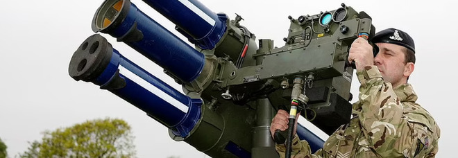 Russia minaccia di colpire i convogli occidentali che trasportano armi per l'Ucraina. Lo smacco per l'elicottero abbattuto da missile britannico