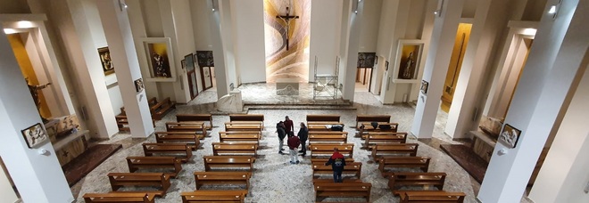 Covid, a Napoli è fuga dalle chiese: «La pandemia come un colpo di grazia»
