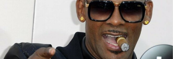 R. Kelly, ex cantante di «I believe I can fly», condannato a 30 anni: «Adescò minori»