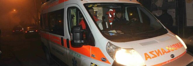 La strada frana, ambulanza bloccata: donna malata salvata dalla figlia