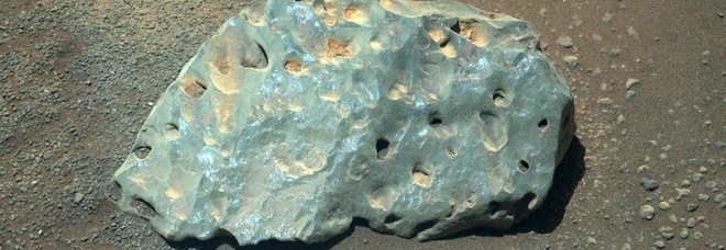 Marte, il rover studia una misteriosa roccia blu. E l'elicottero Ingenuity si prepara a volare (con un messaggio segreto)