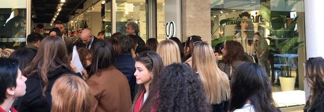 Napoli, centinaia di ragazze in coda al negozio OVS per i casting Marie Claire