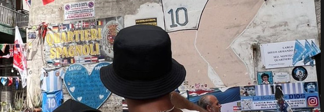 Musso, dal mercato alle vacanze: il portiere al murales di Maradona