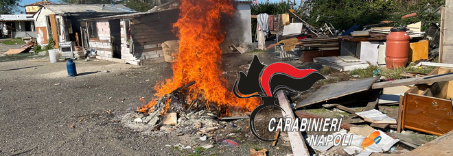 Terra dei fuochi, appicca un incendio di rifiuti speciali nel campo Rom di Qualiano: arrestata una donna