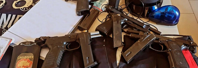 Casandrino, nascondeva in casa 4 pistole e uniformi da carabiniere: arrestato 35enne