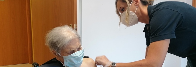 Partite da Rieti le prime terze dosi agli over 80 anni del Lazio ospiti nelle Rsa, vaccinati ultracentenari