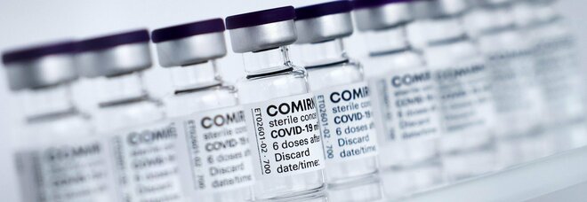 Vaccini, l'allarme di Fontana: «Poche dosi. Pronti a sospendere le prenotazioni»