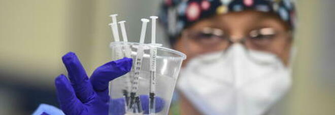 No vax, Ordine dei medici non riesce a radiarli «per un problema burocratico»