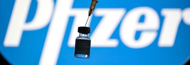 Vaccini, l'Europa in pressing su Pfizer: «Fate produrre le dosi in Italia»