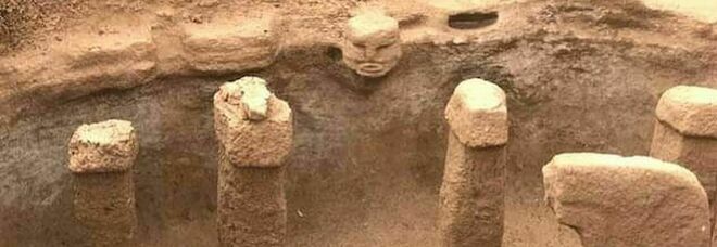 Turchia, riaffiora santuario rupestre con colonne a forma di fallo e una testa gigante: datato a 11mila anni fa