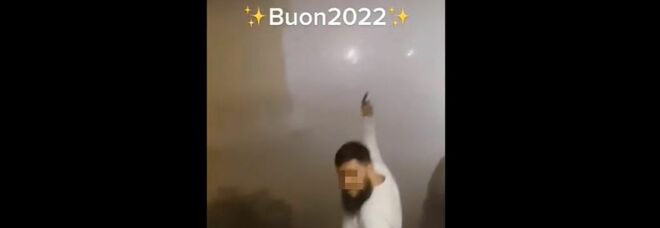Napoli: Capodanno in stile Gomorra, ragazzi si filmano mentre sparano con le pistole