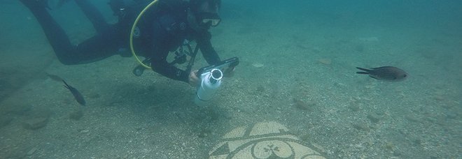 Un tablet per guardare sott'acqua Visita virtuale alle rovine di Baia