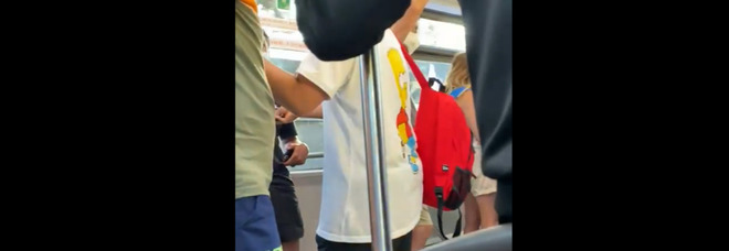 La Spezia, napoletano schiaffeggia ragazzo sul bus senza motivo