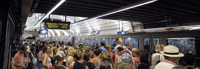 Roma, approfitta della calca e molesta turista in metro: arrestato 39enne romano
