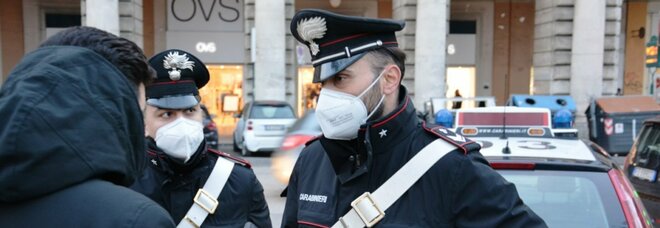 Roma, «Vi infetto con l'Hiv». Stalker condominiale terrorizzava i vicini