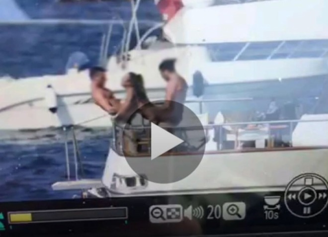 Sesso a tre su uno yacht a largo di Amalfi, i commenti in mare: "Volete aiuto?"