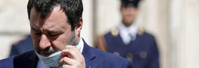 Coronavirus, Salvini e le Chiese aperte a Pasqua. Fiorello: «Dio accetta preghiere anche dal salotto»