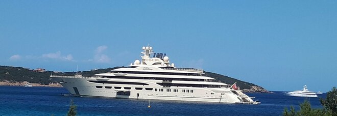 Gli oligarchi scappano alle Maldive ed evitano le sanzioni: il paradiso che protegge gli yacht dei super ricchi