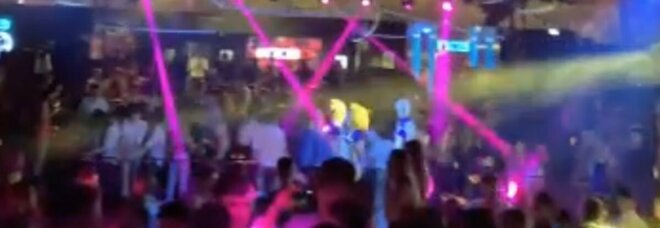 Movida, più di mille persone ballano nella discoteca illegale: chiuso il Nice