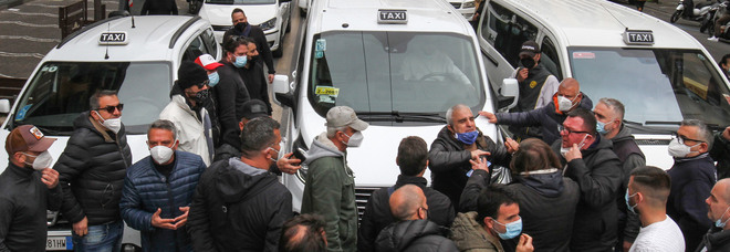 Taxi abusivi a Napoli, la sfida è social: «Corse comuni a 5 euro»