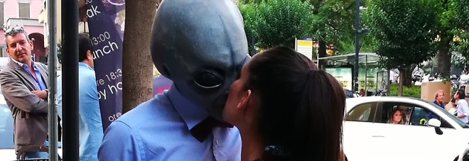 Napoli, la strage dei baci alieni: chi è il marziano che approccia le belle ragazze