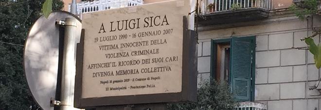 La targa per Luigi Sica, un monito per tutto il quartiere