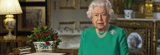 La regina Elisabetta sola a Windsor nel primo anniversario di matrimonio senza Filippo: ecco come sta