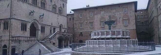 Maltempo, bufere di neve e pioggia innevato il centro di Perugia, le strade chiuse