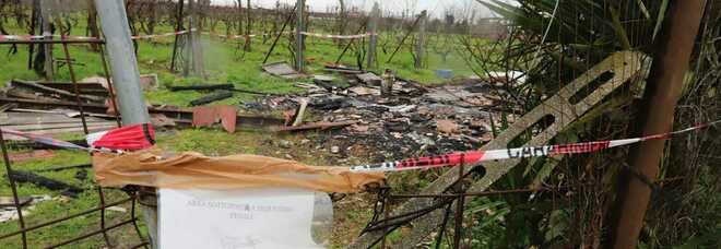 La baracca distrutta dal fuoco nelle campagne aversane (foto Frattari)
