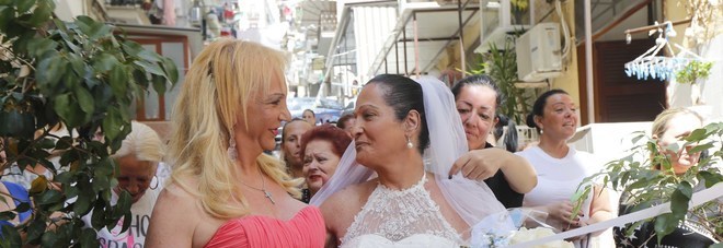 Napoli, matrimonio trans con duecento invitati: il sogno di Francesca vive ai Quartieri spagnoli