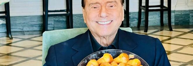 Berlusconi, pranzo con babà sul lungomare
