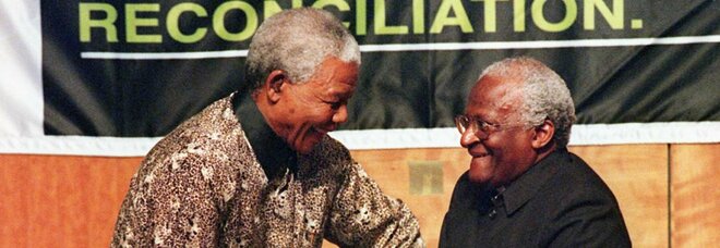 Desmond Tutu, morto l'arcivescovo che si oppose all'apartheid in Sudafrica: vinse il premio Nobel per la pace