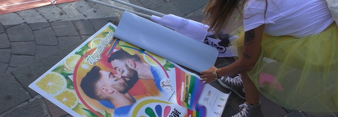 Il Gay Pride invade Sorrento, slogan e striscioni in piazza Lauro. Cirinnà: unioni civili primo passo