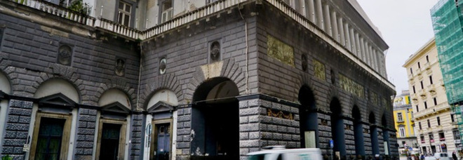 Napoli, area pedonale del San Carlo: carri gru e municipale in azione dopo la denuncia