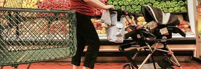 Furto nel supermercato a Pompei, il bottino nascosto nel passeggino del bimbo: coppia in manette