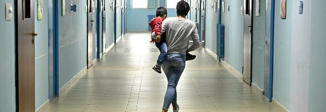 Stop ai bimbi in carcere con le mamme recluse: ecco cosa cambia con la nuova legge (e il ruolo delle case famiglia)