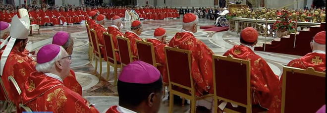 Papa Francesco in carrozzina a San Pietro traccia ai cardinali la Chiesa del futuro: ringiovanita, senza muri e barriere