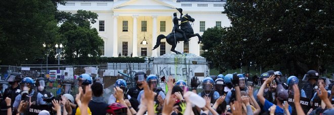 Usa: scontri davanti alla Casa Bianca, evacuato l'edificio presidenziale. Attacco alla statua Andrew Jackson