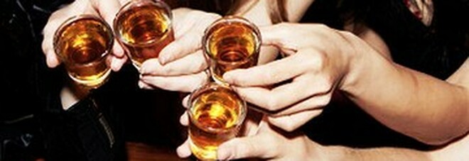 Alcol a tre ragazze di 12 anni, barista denunciato nel Napoletano