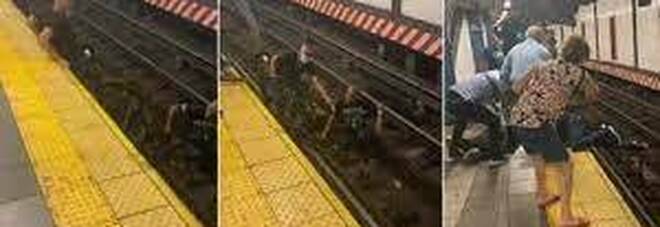 Salvato pochi secondi prima dell'arrivo del treno un uomo in sedia a rotelle rimasto bloccato su un binario - VIDEO