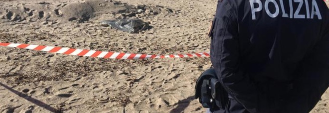 Uomo di 36 anni trovato morto in spiaggia: "Ferite alla testa e polso fratturato"